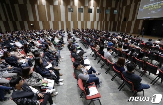 지난 10월27일 오후 인천시 송도컨벤시아에서 열린 '엠베스트 특목 자사고 입시 설명회'에 참석한 초, 중학교 학생과 학부모들이 강의를 경청하고 있다./사진=뉴스1