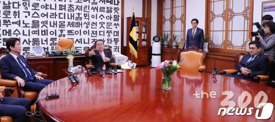 (서울=뉴스1) 김명섭 기자 = 12일 오후 서울 여의도 국회의장실에서 문희상 국회의장 주재로 열린 여야 3당 원내대표 회동에 심재철 자유한국당 원내대표가 불참해 심 원내대표 자리가 비어 있다. 왼쪽부터 이인영 더불어민주당 원내대표, 문희상 의장, 오신환 바른미래당 원내대표. 2019.12.12/뉴스1 <저작권자 © 뉴스1코리아, 무단전재 및 재배포 금지>