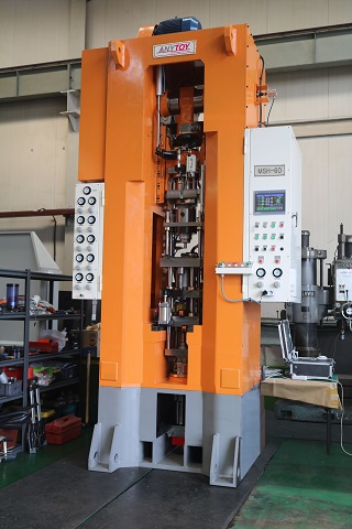 경남 애니토이의 대용량 분말 성형 서보프레스/사진=애니토이