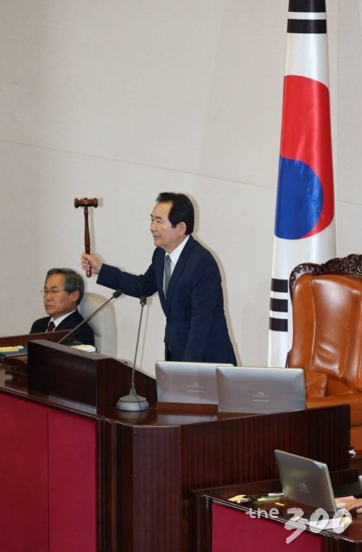 박근혜 대통령 탄핵소추안 표결이 이뤄지는 9일 오후 서울 여의도 국회에서 열린 제18차 본회의에서 정세균 국회의장이 시작을 알리는 의사봉을 두드리고 있다. 2016.12.09 머니투데이 이동훈 / 사진=임성균 기자 tjdrbs23@