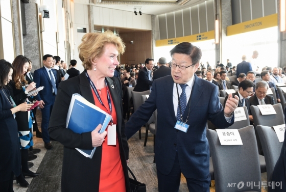 무역협회 김영주 회장(오른쪽)과 비즈니스스웨덴 일바 베리 회장(왼쪽)이 18일 서울 송파 시그니엘서울에서 열린 '한-스웨덴 비즈니스서밋'에서 대화를 나누고 있다./사진제공=무역협회