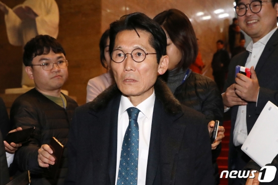 (서울=뉴스1) 임세영 기자 = 윤소하 정의당 원내대표가 17일 오후 서울 여의도 국회에서 원내대표급 4+1 회동에 참석하기 앞서 취재진들의 질문에 답하고 있다. 2019.12.17/뉴스1 <저작권자 © 뉴스1코리아, 무단전재 및 재배포 금지>