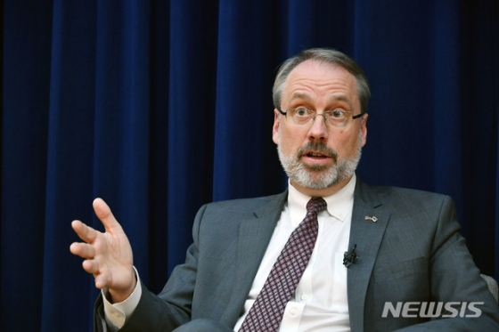 [서울=뉴시스]사진공동취재단 = 제임스 드하트 미국 국무부 방위비분담협상대표(정치군사국 선임보좌관)가 18일 오후 서울 용산구 미국대사관 공보원에서 내신 기자를 대상으로 기자회견을 하고 있다. 2019.12.18.   photo@newsis.com