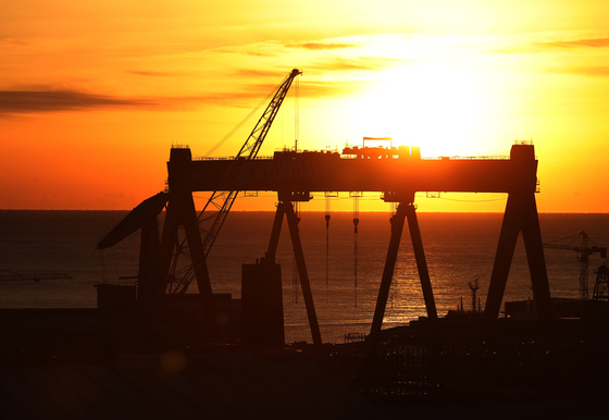 (울산=뉴스1) 이윤기 기자 = 2019 기해년(己亥年) 새희망을 품은 태양이 울산 동구 현대중공업을 상징하는 골리앗 크레인 위로 힘차게 솟아오르고 있다. 기해년 새해에는 침체일로를 걷던 조선업이 되살아나 다시 한 번 골리앗처럼 우뚝 선, 활력이 넘치는 산업수도 울산이 되길 기대해본다. 2018.12.31/뉴스1 <저작권자 © 뉴스1코리아, 무단전재 및 재배포 금지>