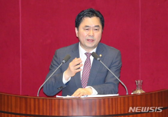 [서울=뉴시스] 장세영 기자 = 김종민 더불어민주당 의원이 24일 서울 여의도 국회 본회의장에서 열린 본회의에서 자유한국당 주호영 의원에 이어 두 번째로 공직선거법 개정안에 대해 무제한 토론하고 있다. 2019.12.24.   photothink@newsis.com