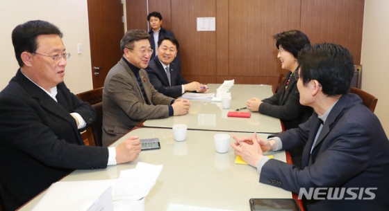 [서울=뉴시스] 장세영 기자 = 유성엽(왼쪽부터 시계방향) 대안신당 창당준비위원장, 윤호중 더불어민주당 사무총장, 김관영 바른미래당 의원, 박주현 민주평화당 의원, 윤소하 정의당 원내대표이 12일 오후 서울 여의도 국회 의원회관 식당에서 열린 여야 4+1 선거법 협의체 회의에 참석해 대화를 나누고 있다. 2019.12.12.    photothink@newsis.com