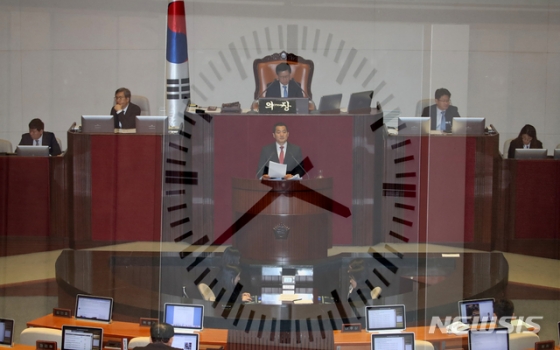 [서울=뉴시스]김명원 기자 = 박대출 자유한국당 의원이 25일 크리스마스 새벽 시계가 3시를 넘기고 30분에 근접한 시각, 서울 여의도 국회에서 예산부수법안과 공수처법, 유아교육법 개정안 등을 안건으로 열린 본회의에서 무제한 토론을 하고 있다.(사진은 다중촬영) 2019.12.25.   kmx1105@newsis.com