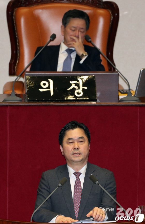 (서울=뉴스1) 김명섭 기자 = 김종민 더불어민주당 의원이 24일 서울 여의도 국회에서 열린 제372회 국회 (임시회) 제1차 본회의에서 공직선거법 일부개정법률안에 대한 찬성 무제한 토론(필리버스터)을 하고 있다. 2019.12.24/뉴스1 <저작권자 © 뉴스1코리아, 무단전재 및 재배포 금지>