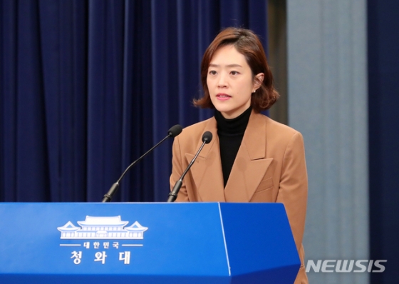 [서울=뉴시스]배훈식 기자 = 고민정 청와대 대변인이 10일 청와대 춘추관 브리핑룸에서 한중일 정상회의 관련 브리핑을 하고 있다. 2019.12.10.   dahora83@newsis.com