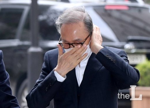 이명박 전 대통령이 27일 오후 서초구 서울고등법원에서 열린 항소심 속행 공판에 출석하기 위해 법정으로 향하고 있다. / 사진=홍봉진 기자 honggga@