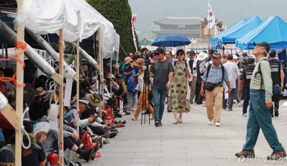 서울시가 우리공화당(구 대한애국당)에 농성천막 자진철거를 계고한 가운데 지난 6월27일 오후 서울 광화문광장에 설치돼 있는 천막에 당원 및 관계자들이 모여 있다. / 사진=이동훈 기자