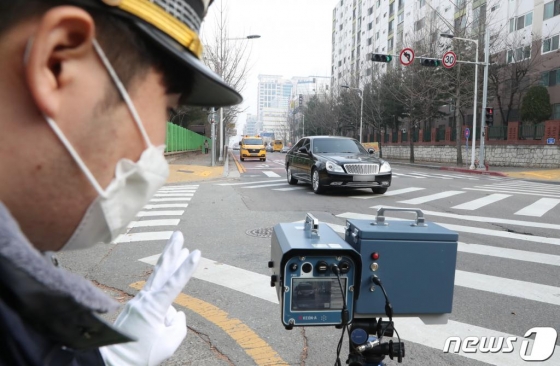 스쿨존 어린이 교통안전 강화를 위한 '민식이법'이 국회를 통과한 가운데 11일 오후 대전 서구 둔산 초등학교 앞 스쿨존에서 둔산 경찰서 교통안전계 경찰이 과속단속 카메라를 설치해 과속 차량을 단속을 하고 있다. / 사진=뉴스1