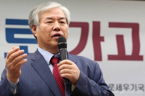 대통령 하야를 주장한 한국기독교총연합회 대표회장 전광훈 목사가 11일 오후 서울 중구 프레스센터에서 열린 '대한민국 어디로 가고 있는가?' 기자회견에서 발언하고 있다. / 사진=이기범 기자 leekb@