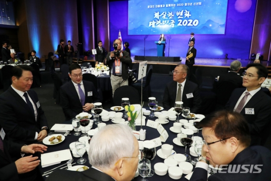 [서울=뉴시스]박영태 기자 = 최태원 SK 회장, 구광모 LG 회장, 정의선 현대자동차 수석부회장, 이재용 삼성전자 부회장이 2일 오전 서울시 중구 대한상공회의소 국제회의장에서 열린 문재인 대통령과 함께하는 2020 경자년 신년회에 참석해 자리를 함께하고 있다. 2020.01.02.  since1999@newsis.com