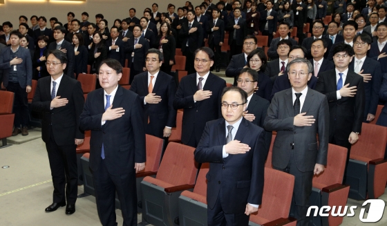 윤석열 검찰총장과 강남일 차장검사 등이 2일 오후 서울 서초구 대검찰청에서 열린 2020년도 신년다짐회에서 국민의례를 하고 있다. 2020.1.2/사진=뉴스1