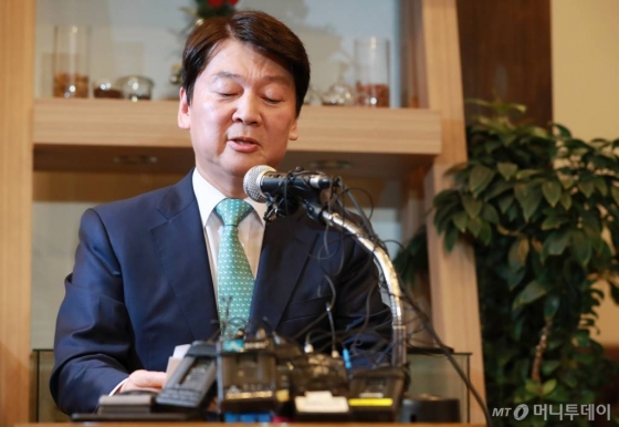 안철수 바른미래당 전 대표가 12일 오후 서울 여의도의 한 카페에서 열린 기자간담회에서 '정치 일선에서 물러나 휴지기를 갖겠다'고 밝히고 있다. /사진=이동훈 기자