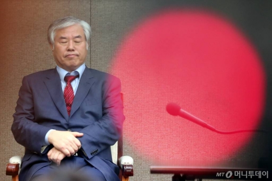 대통령 하야를 주장한 한국기독교총연합회 대표회장 전광훈 목사가 11일 오후 서울 중구 프레스센터에서 열린 '대한민국 어디로 가고 있는가?' 기자회견에서 생각에 잠겨있다. / 사진=이기범 기자 leekb@