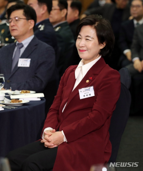 [서울=뉴시스]박영태 기자 = 추미애 법무부 장관이 2일 오전 서울시 중구 대한상공회의소 국제회의장에서 열린 국내 각계대표 및 특별초청 인사들과의 신년 합동 인사회에 참석해 앉아 있다. 2020.01.02.  since1999@newsis.com