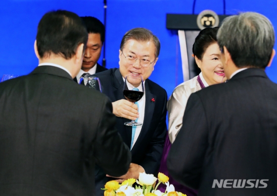 [서울=뉴시스]박영태 기자 = 문재인 대통령과 김정숙 여사가 2일 오전 서울시 중구 대한상공회의소 국제회의장에서 열린 국내 각계대표 및 특별초청 인사들과의 신년 합동 인사회에 참석해 건배를 하고 있다. 2020.01.02.  since1999@newsis.com