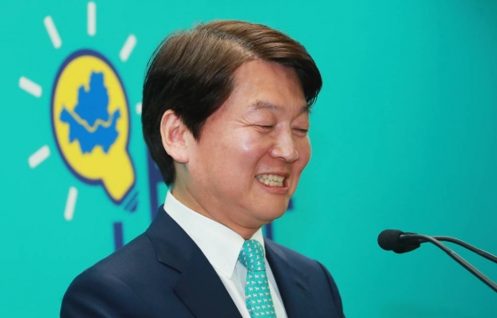 안철수 바른미래당 서울시장 후보가 2018년 6월 12일 오후 서울 종로구 선거캠프에서 기자회견을 하고 있다. / 사진=이동훈 기자 photoguy@