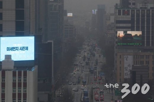 전국 대부분 지역의 초미세먼지 농도가 나쁨 수준을 보인 26일 오전 서울시교육청에서 바라본 도심이 뿌옇게 보이고 있다. 국립환경과학원 대기질통합예보센터는 수도권 및 충청 지역 미세먼지 농도가 ‘매우 나쁨’까지 오를 수 있을 것으로 전망했다./사진=강민석 기자
