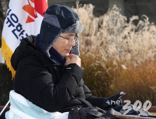 자유한국당 황교안 대표가 21일 오전 서울 청와대 앞에서 이틀째 단식 투쟁을 이어가고 있다./사진=홍봉진 기자