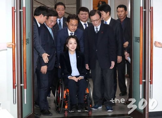 더불어민주당 21대 총선 인재영입 1호인 최혜영 교수(강동대학교)가 26일 오전 서울 여의도 더불어민주당 중앙당사에서 열린 인재영입식에 이해찬 대표, 양향자 전 최고위원, 윤호중 사무총장을 비롯한 참석자들과 함께 참석하고 있다./사진=홍봉진 기자