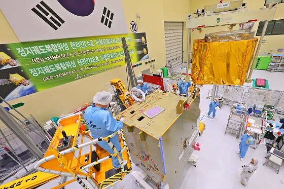 천리안위성 2B호에 해양탑재체를 탑재하고 있는 모습/사진=항우연