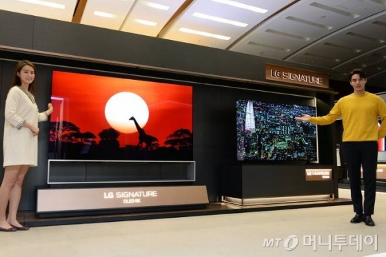 인공지능 프로세서 '알파9 3세대'를 탑재한 88형·77형 'LG 시그니처 올레드 8K' 신제품/사진제공=LG전자