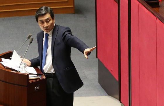 필리버스터 마지막 주자인 이종걸 더불어민주당 원내대표가 2일 오전 서울 여의도 국회 본회의장에서 테러방지법 수정을 요구하는 무제한 토론을 하고 있다. 2016.3.2./사진=뉴스1