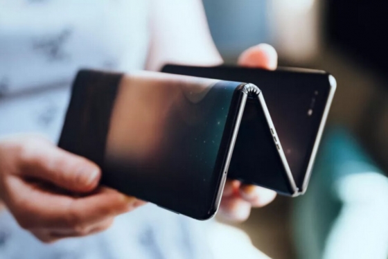 TCL이 공개한 폴더블폰 시제품. Z자 형태로 접히며 펼치면 10인치 대화면이 나타난다. /사진=TCL