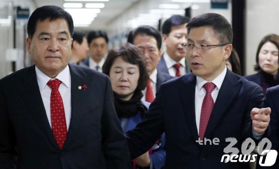 (서울=뉴스1) 김명섭 기자 = 황교안 자유한국당 대표와 심재철 원내대표가 6일 서울 여의도 국회에서 열린 최고위원회의에 참석하며 文정권 국정농단 3대 게이트 의혹 관련 대화를 하고 있다. 2020.1.6/뉴스1  <저작권자 © 뉴스1코리아, 무단전재 및 재배포 금지>