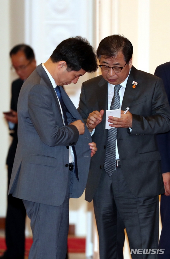 【평양=뉴시스】평양사진공동취재단 박진희 기자 = 평양 남북정상회담 둘째 날인 19일 오전 문재인 대통령과 김정은 국무위원장이 2차 정상회담을 가진 평양 백화원 영빈관에서 정상회담에 배석한 서훈 국정원장이 회담 도중 나와 윤건영 청와대 국정상황실장과 대화하고 있다. 2018.09.19. photo@newsis.com <저작권자ⓒ 공감언론 뉴시스통신사. 무단전재-재배포 금지.>