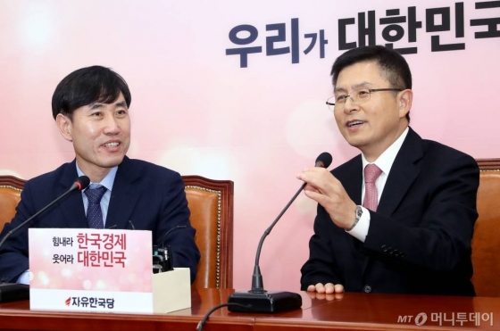 자유한국당 황교안 대표가 7일 오후 서울 여의도 국회에서 새로운보수당 하태경 책임대표와 면담하고 있다. / 사진=홍봉진 기자 honggga@