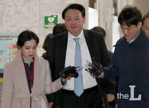 윤석열 검찰총장이 7일 오후 경기 정부과천청사에서 추미애 법무부 장관 예방을 마친 뒤 청사를 나서고 있다. / 사진=이기범 기자 leekb@