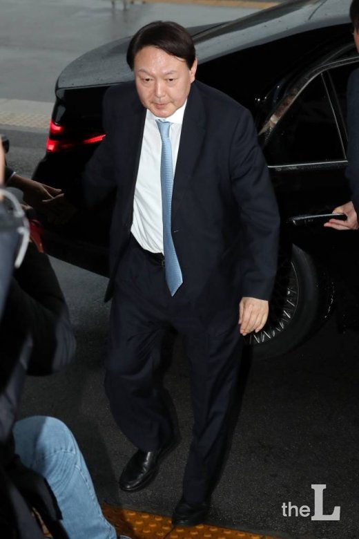 윤석열 검찰총장이 추미애 법무부 장관 예방을 위해 7일 오후 경기 정부과천청사 법무부에 들어서고 있다. / 사진=이기범 기자 leekb@