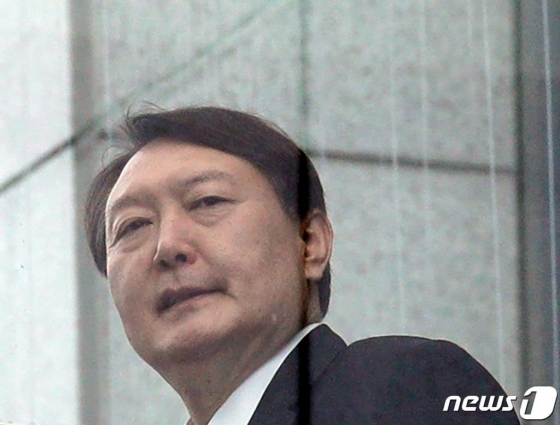 윤석열 검찰총장이 6일 오후 서울 서초구 대검찰청에서 점심식사를 하기 위해 구내식당으로 이동하고 있다. 추미애 신임 법무부장관이 이번 주 검찰 고위간부 인사를 단행할 것으로 알려지면서 현 정권을 겨냥한 수사를 지휘해온 대검 간부들의 교체 여부가 최대 관심사로 떠오르고 있다. 2020.1.6/사진=뉴스1