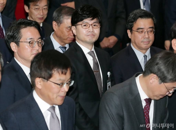 한동훈 대검찰청 반부패강력부장이 3일 오전 경기 정부과천청사에서 진행된 추미애 신임 법무부 장관 취임식에 참석해 취재진을 바라보고 있다. / 사진=김창현 기자 chmt@