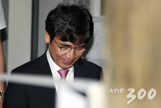 유시민 노무현재단 이사장이 3일 오전 서울 강남구 한 스튜디오에서 열리는 유튜브 맞짱토론 '홍카레오'에 참석하고 있다. '홍카레오'는 두 사람의 유튜브 계정 '유시민의 알릴레오'와 'TV홍카콜라'를 조합해서 정해졌으며 3일 오후 10시 유튜브를 통해 공개된다. / 사진=이기범 기자 leekb@