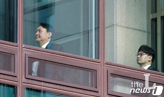 (서울=뉴스1) 구윤성 기자 = 윤석열 검찰총장과 한동훈 반부패강력부장이 18일 오후 서울 서초구 대검찰청에서 점심식사를 하기 위해 구내식당으로 이동하고 있다. 2019.12.18/뉴스1 <저작권자 © 뉴스1코리아, 무단전재 및 재배포 금지>