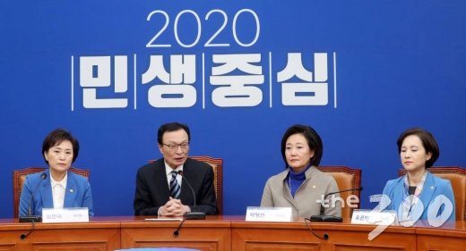 더불어민주당 이해찬 대표가 3일 오전 서울 여의도 국회에서 제21대 총선 불출마 선언에 나선 유은혜 사회부총리 겸 교육부 장관, 김현미 국토교통부 장관, 박영선 중소벤처기업부 장관에게 의견을 전달하고 있다./사진=홍봉진 기자