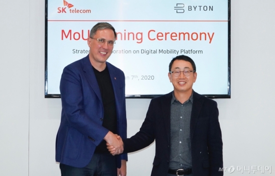SK텔레콤 유영상 MNO 사업부장(오른쪽)과 바이톤 다니엘 키르헤르트 CEO가 7일(미국 현지시간) 미국 라스베이거스 CES 2020 현장에서 MoU를 체결하며 악수하고 있다./사진제공=SK텔레콤