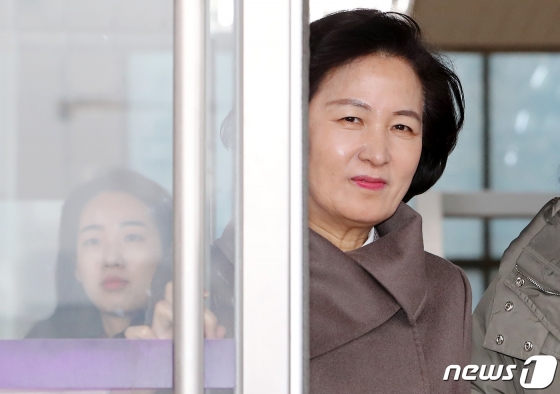 추미애 법무부 장관이 8일 경기도 과천정부청사 법무부 청사를 나서고 있다. 2020.1.8/사진=뉴스1