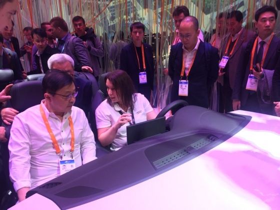 최재원 SK그룹 수석부회장(왼쪽)이 7일(현지시간) CES 2020의 아우디 부스에 방문해 직원으로부터 설명을 듣고 있다./사진=기성훈 기자