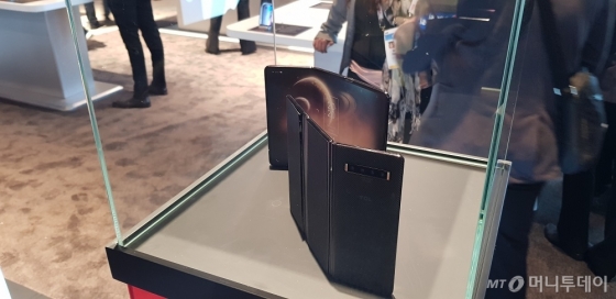 중국 TCL이 7일(현지시간) 미국 라스베이거스에서 개막한 세계 최대 IT·가전 전시회 'CES 2020'에서 폴더블폰 시제품을 대거 공개했다. 사진은 'Z'자형으로 두번 접히는 방식의 폴더블폰 시제품. /사진=심재현 기자