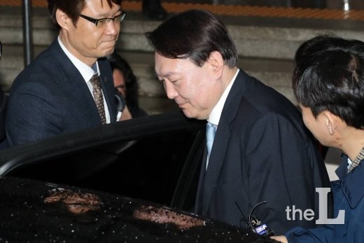 윤석열 검찰총장이 7일 오후 경기 정부과천청사에서 추미애 법무부 장관 예방을 마친 뒤 청사를 나서고 있다. / 사진=이기범 기자 leekb@