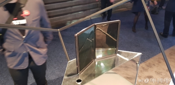 중국 TCL이 7일(현지시간) 미국 라스베이거스에서 개막한 세계 최대 IT·가전 전시회 'CES 2020'에서 폴더블폰 시제품을 대거 공개했다. 사진은 가로 방향으로 접히는 방식의 폴더블폰 시제품. 전체적으로 삼성전자가 지난해 출시한 갤럭시폴드와 비슷하다. /사진=심재현 기자