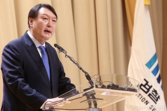 윤석열 검찰총장이 2일 오후 서울 서초구 대검찰청에서 열린 2020년도 신년다짐회에 참석해 신년사를 하고 있다. / 사진=강민석 기자 msphoto94@