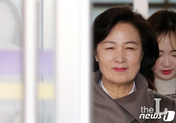 추미애 법무부 장관이 8일 경기도 과천정부청사 법무부 청사를 나서고 있다./사진=뉴스1