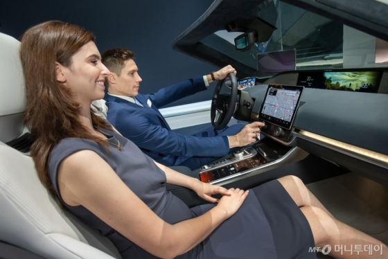 'CES 2020'에 마련된 삼성전자 전시관에서 '디지털 콕핏 2020'을 시연하고 있다./사진제공=삼성전자